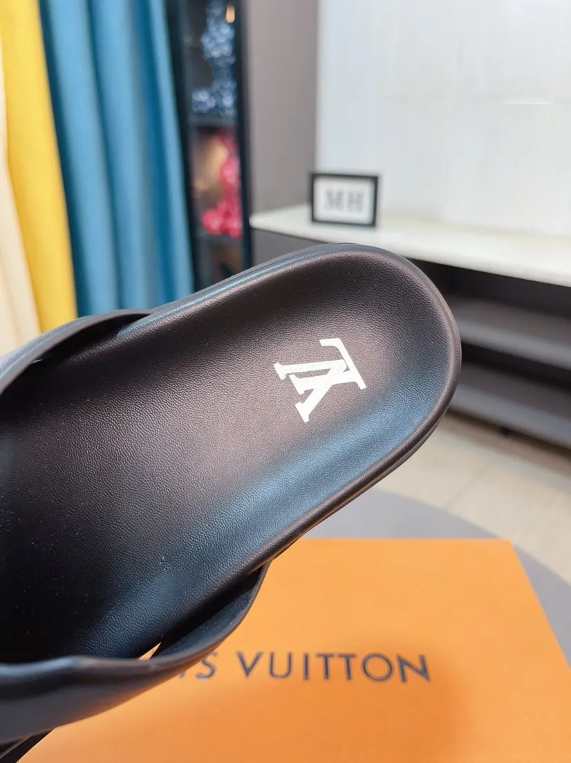 Men's shoes 💰360🌹🌹 (lv-Louis Vuitton) new men's sandals, high-end boutique, exquisite embossed logo decoration on the upper, fine workmanship, super soft soles, casual, loose and comfortable, a must-have in summer! \nsize：38-44